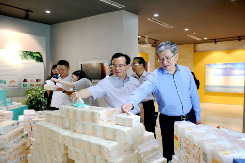 2019年 5月22日，时任浙江省社会组织综合党委专职副书记、省民政厅社会组织管理局局长蔡国华莅临英国上市公司365调研企业发展情况和党建工作